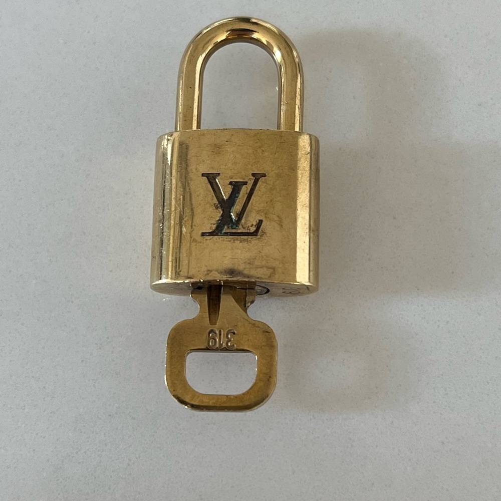 LOUIS VUITTON #319 LOCK & KEY
